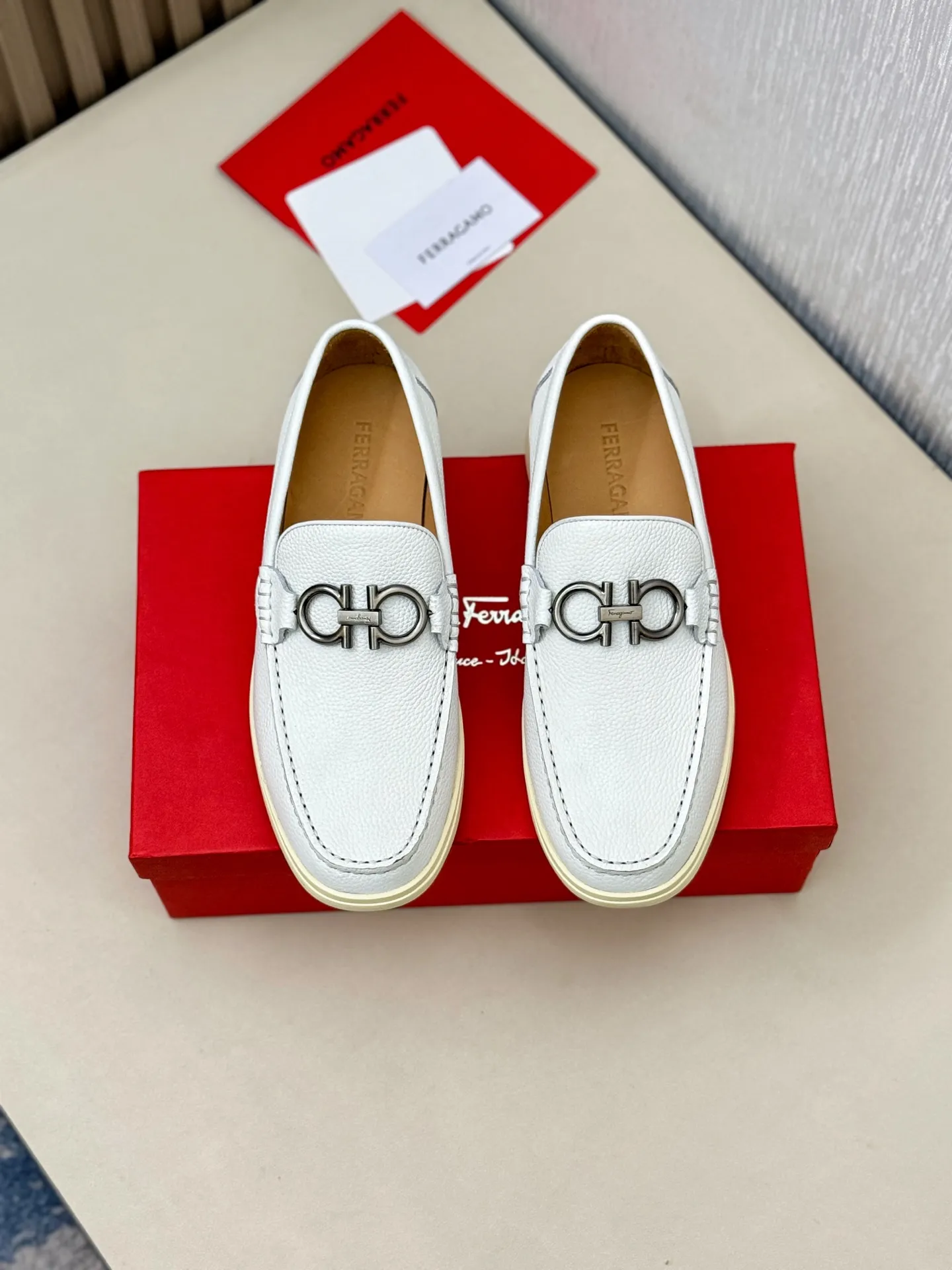 [Ferragamo] P: 580💰 Number of yards: 38~44 (45 orders are non-returnable) Ferragam's new men's driving shoes, the fabric is made of imported cowhide, with visible texture, heavy industrial stitching, dyed calfskin inside, standard logo cowhide feet, big-name experience, soft and comfortable on the feet, a men's favorite, special non-slip and wear-resistant rubber soles, easy to handle various occasions, with original box packaging!